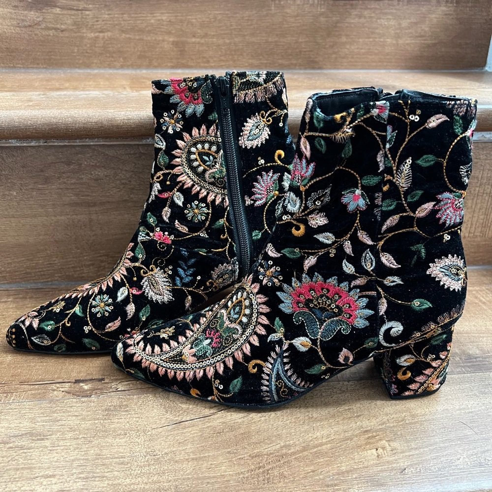 Momo New York boho floral embroidered ankle boots size 8 black heel side zip